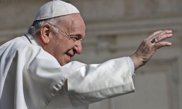 A papi cölibátus „nem korlát” Ferenc pápa új interjúkönyve szerint