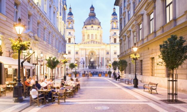 Budapesten van az Emily Párizsban főszereplője, és nagyon úgy tűnik, hogy imádja a magyar fővárost!