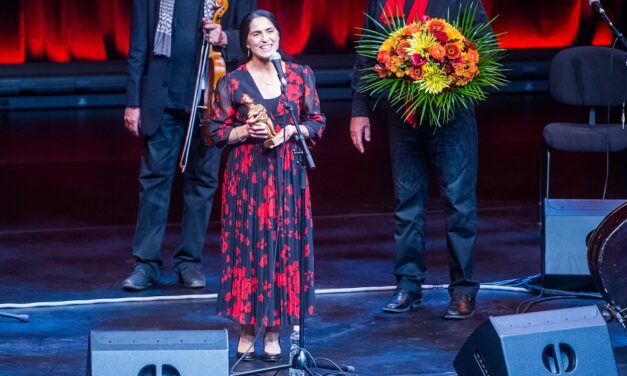 ny énekes, aki átvehette a világzene Oscar-díját, a Womex Artist Awardot